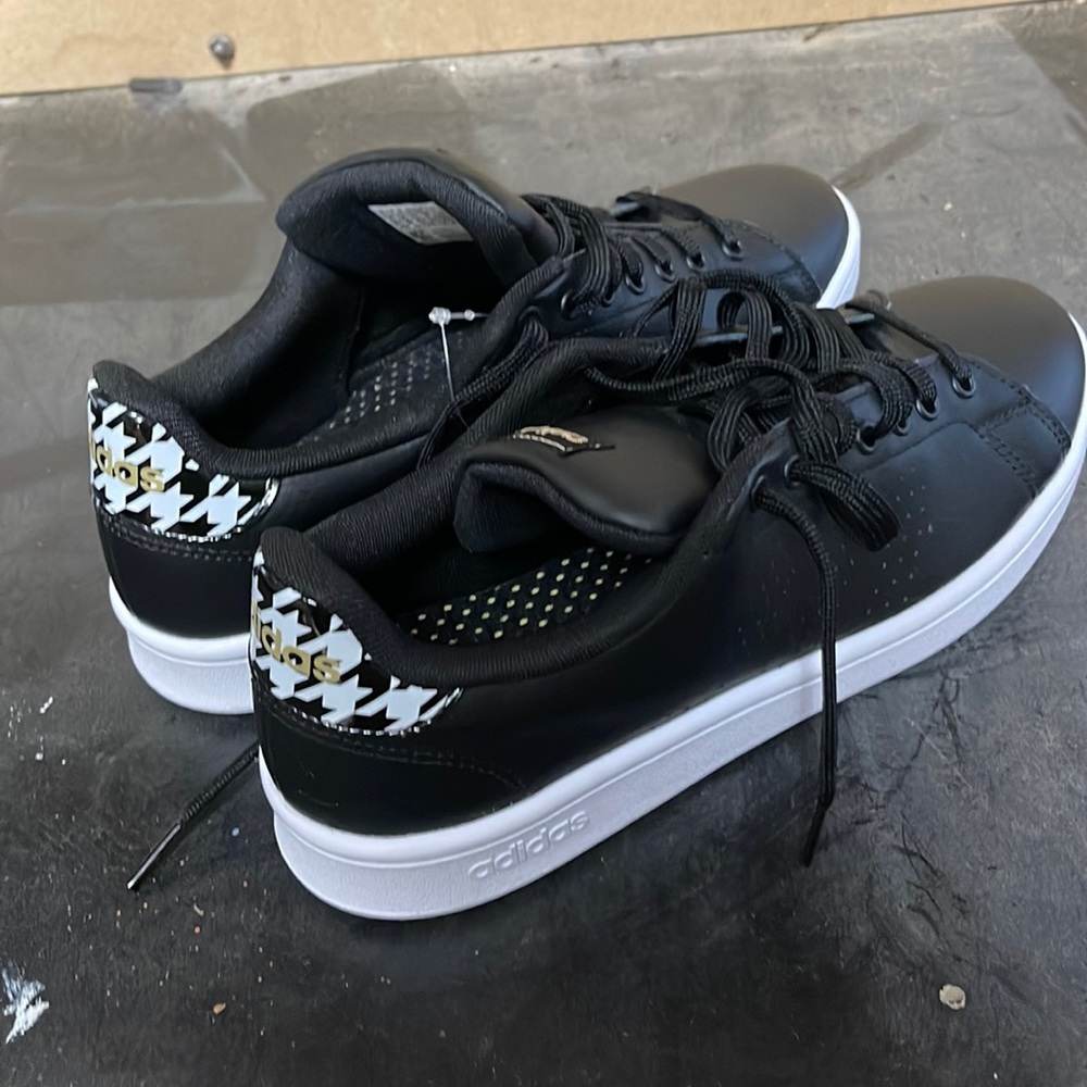 Adidas advantage tennis shoe, brand new with tags 10.5 womens